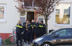 Politie valt woning binnen naar aanleiding van vuurwapenmelding Maartensdijklaan Den Haag