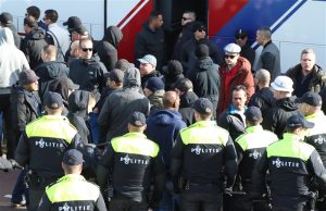 Ajax-supporters demonstreren tegen stadionverbod Internationaal Strafhof Den Haag