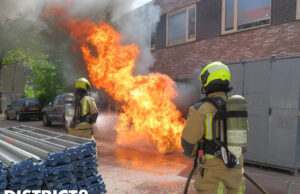 Dixi gaat in vlammen op Kinschotstraat Delft