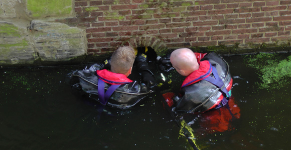 kat klem in regenpijp Oude Delft