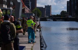 Automobilist aangehouden na te water raken met voertuig Calandkade Den Haag