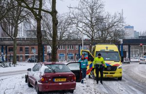 Auto vliegt uit de bocht en komt tot stilstand tegen boom Lekstraat Den Haag