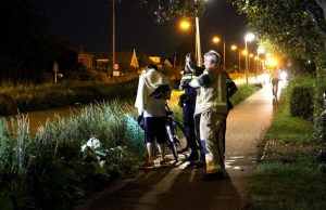 Man rijdt met fiets het water in Delftsestraatweg Delfgauw