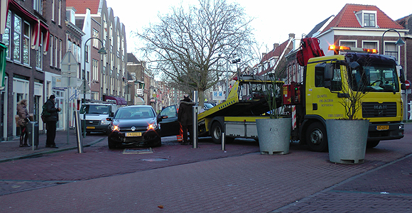 Personenauto versus poller Oude Langedijk