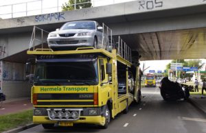 31 augustus Autotrailer botst tegen viaduct