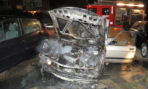 7 mei Politie onderzoekt uitgebrande auto Corantijnstraat Leiden