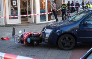 Scooterrijder gewond na aanrijding met personenauto Bontekoestraat Den Haag