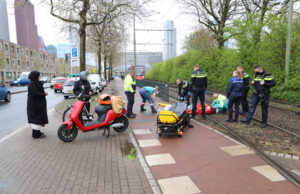 Scooterrijder gewond door gevallen fietser Lekstraat Den Haag