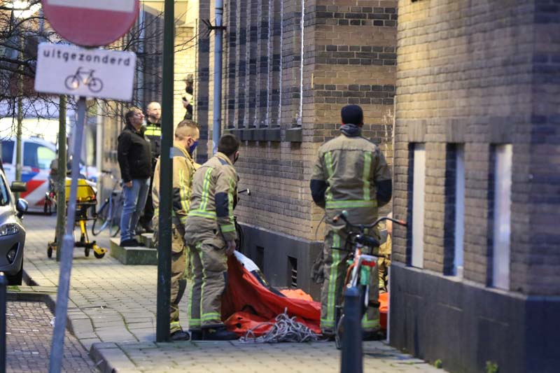 Verwarde Man In Woning Overmeesterd Door De Politie Asstraat Den Haag ...