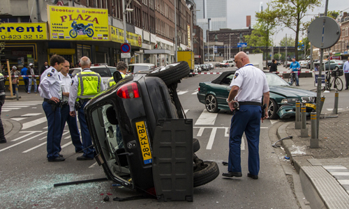27 april Auto op zijn kant na botsing Rotterdam