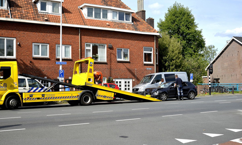 20 mei Vrouw gewond na aanrijding Hoge Rijndijk Leiden