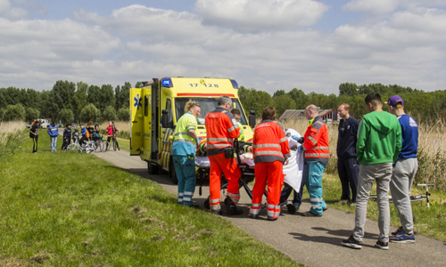 15 mei Wielrenner zwaargewond na botsing Vlaardingen