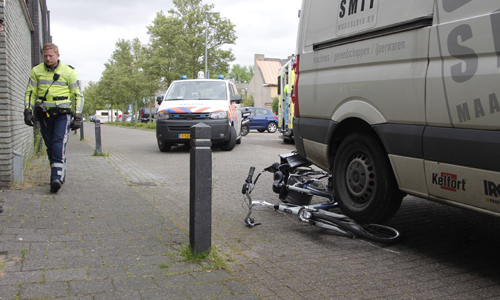8 mei Achteruit rijdend busje rijd man aan Vlaardingen