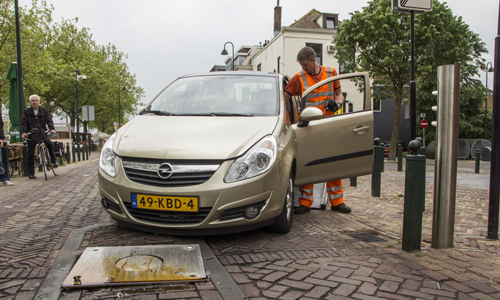 29 april Auto vast op poller Vlaardingen