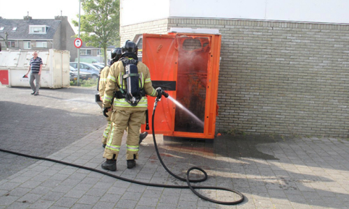 5 mei Dixi in brand tegen gevel Vlaardingen