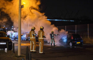 Geparkeerde auto vliegt in brand Plutostraat Den Haag