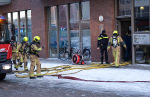 Hevige rookontwikkeling bij brand in keuken van appartement Enthovenplein Den Haag