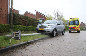 Automobilist licht gewond na botsing met lantaarnpaal Achterdijkshoorn Den Hoorn