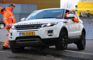 Automobilist maakt inschattingsfout en rijdt schade Peuldreef Den Hoorn