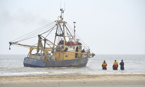 21 mei Viskotter vastgelopen voor de kust Katwijk