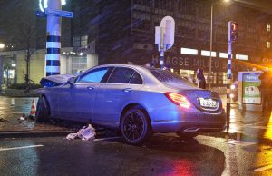 Flinke schade na eenzijdig ongeval tussen auto en paal Binckhorstlaan Den Haag