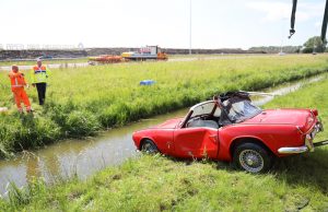 Triumph Spitfire te water langs de A20 bij Maasland