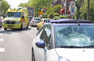 Jongetje slechts lichtgewond bij enorme klap op voorruit Ruys de Beerenbrouckplein Delft