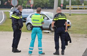 Auto knalt op lichtmast Westerleeplein Maasdijk