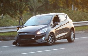 Automobiliste knalt in vangrail verbindingsweg A4 Den Haag