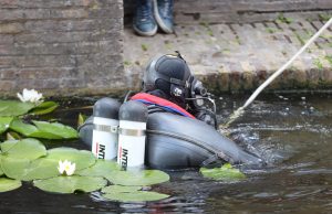 Brandweerduikers schieten man te hulp Gasthuislaan Delft