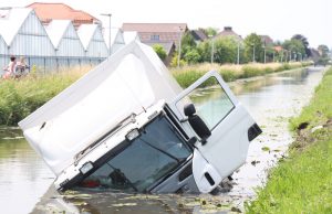 Vrachtwagen raakt te water langs Delftsestraatweg Pijnacker