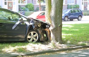 Vader met kind knalt tegen boom Huis te Landelaan Rijswijk