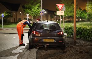 Auto komt vast te zitten na stuurfout Heemlaan Zoetermeer