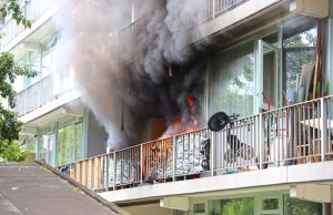 Uitslaande brand op balkon van woning Chopinlaan Delft