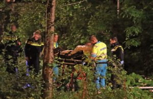 Man redt vrouw uit sloot Buitenwatersloot Delft