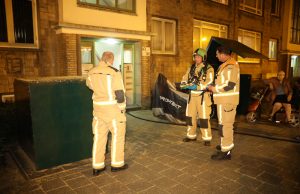 Bewoners tijdelijk uit woning na verdachte vloeistof in emmer Melis Stokelaan Den Haag