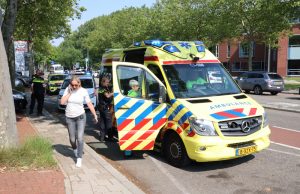 Man springt uit ambulance en rent wasstraat door Reinier de Graafweg Delft