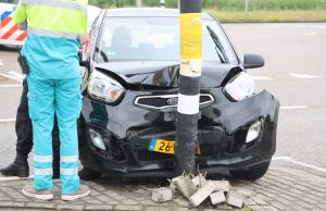 Auto klapt op verkeerslicht Oostpoortweg Delft