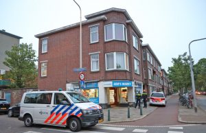 Jongen overvalt avondwinkel, mes veiliggesteld uit bouwcontainer Oudemansstraat Den Haag