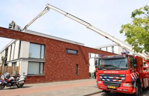 Buitenbrand slaat over op woning; forse schade Kopkas Delft
