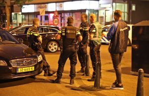 Man slaat ruit zonnestudio in met stoeptegel en vlucht Betje Wolffstraat Den Haag