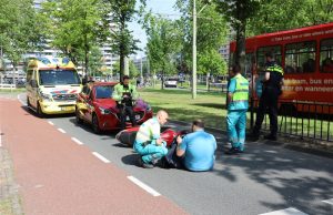 Bestuurder van motorscooter lichtgewond na aanrijding Martinus Nijhofflaan Delft