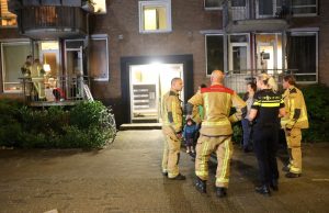 Jongeren stichten brand bij voordeur van woning Camerlingstraat Delft