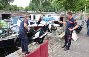Brandweer haalt gestolen bezorgscooter uit het water Marktweg Den Haag