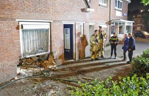 Automobilist rijdt gevel van woning binnen, enorme ravage Goeverneurplein Den Haag