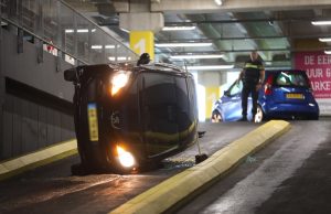 Beveiliger haalt moeder en kind uit gekantelde auto Papsouwselaan Delft