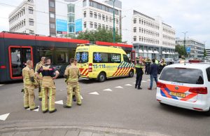 Auto en tram 17 botsen op de Visseringlaan in Rijswijk