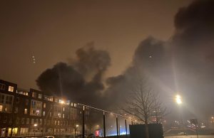 Meerdere auto’s in brand onder appartementencomplex Laan van Wateringse Veld Den Haag