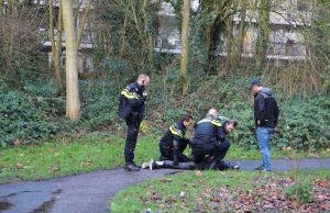 Man bedreigd buurtbewoners met mes Bachsingel Delft