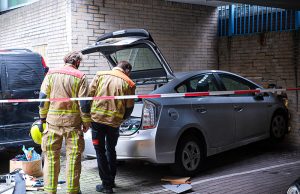 Auto rijdt tegen muur in parkeergarage St. Jacobstraat Den Haag